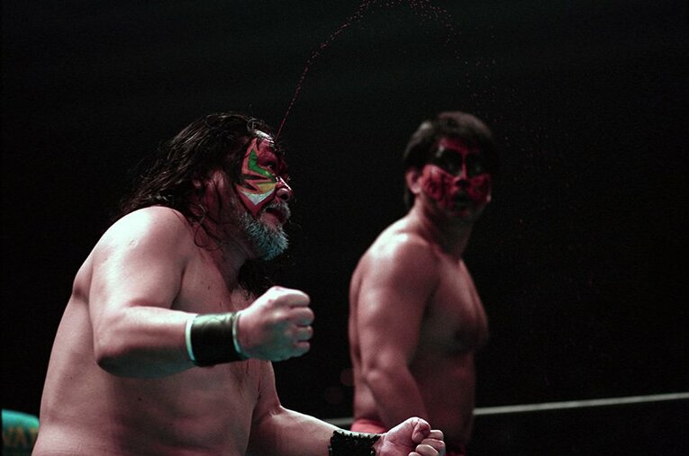 額の傷から鮮血が噴き出る……カブキとムタの戦いは、忘れられない死闘となった。 ／ photograph by Essei Hara