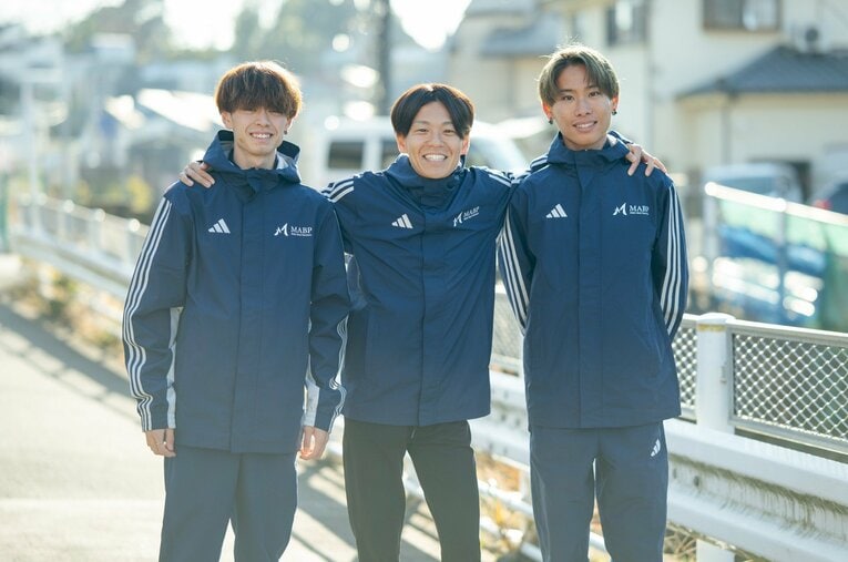 初挑戦のニューイヤー駅伝は最下位に終わったが、新チームMABPマーヴェリックの挑戦はこれからだ。左から山平怜生、神野大地監督、中川雄太 ／ photograph by Ichisei Hiramatsu