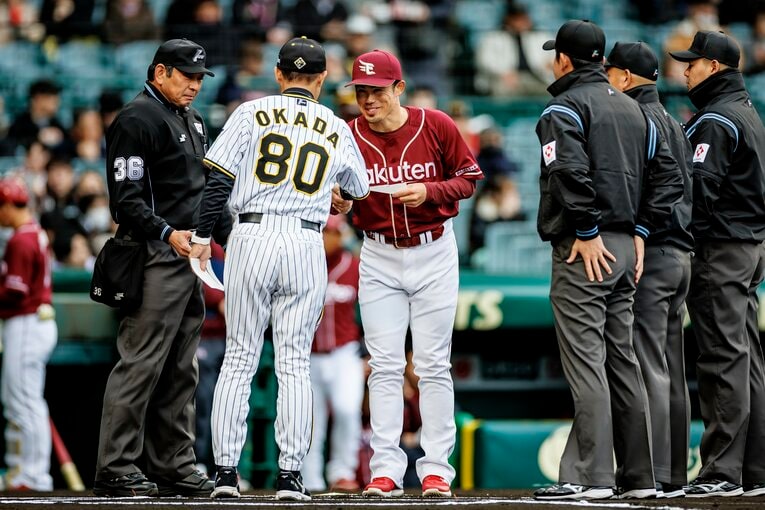 開幕時点で66歳の阪神・岡田監督と、40歳の楽天・今江監督　©Kiichi Matsumoto