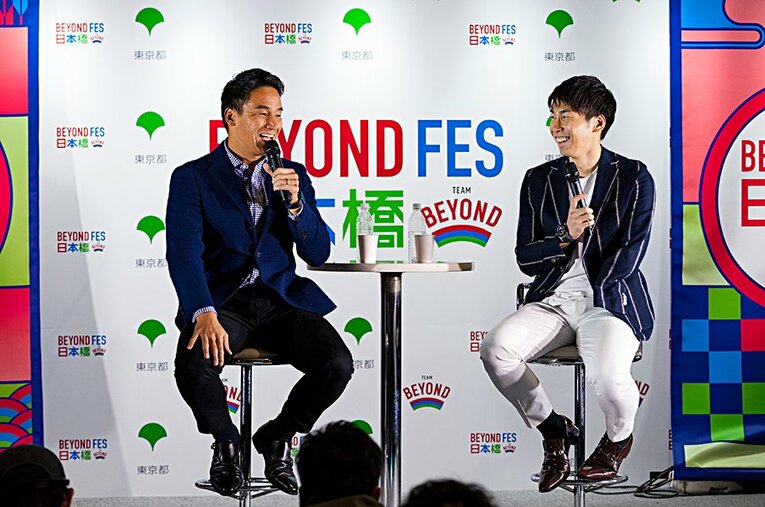 さまざまな競技を取材する松田氏（左）は、この日も東京パラリンピックを目指す山田に質問を投げかけていた。 ／ photograph by Wataru Sato