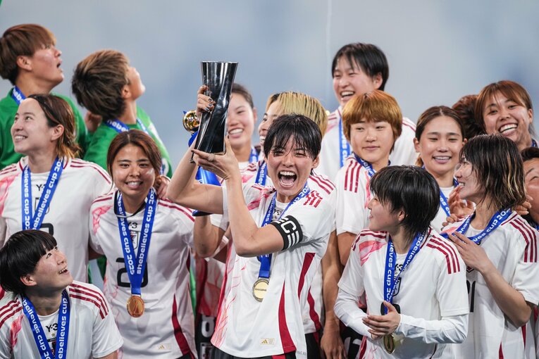 優勝カップを手にするキャプテンの熊谷　©Getty Images