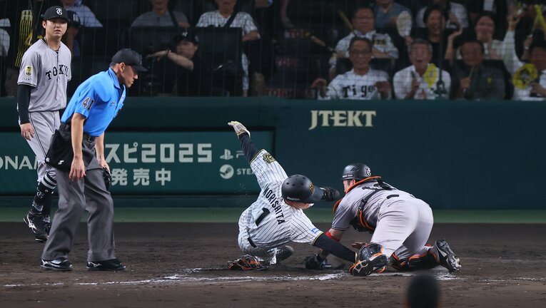 【連続写真／5枚超】触れた？触れてない？ 球場アナウンスで「どのシーンを元に判定を変えたか」という説明さえあれば、阿部監督の退場もなかった？　©Sankei Shimbun