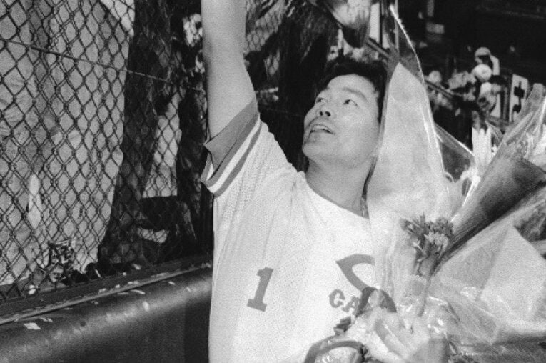崇徳を卒業後、広島カープでプレーした山崎隆造。1980年代のカープ黄金期を支えた。写真は1993年の引退試合 ©KYODO