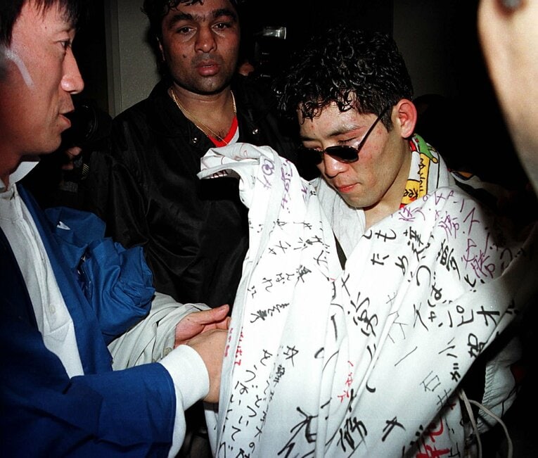 3度目の世界戦に敗れ、和白青松園の子どもたちが作った横断幕とともにリングを去る　©Koh Tanaka