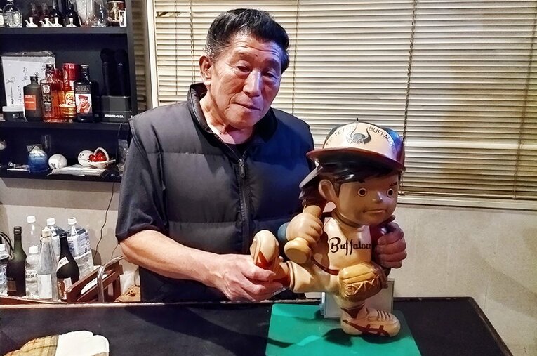 近鉄「伝説の4番」栗橋茂さん。現在はスナック『しゃむすん』でマスターを務める ／ photograph by NumberWeb