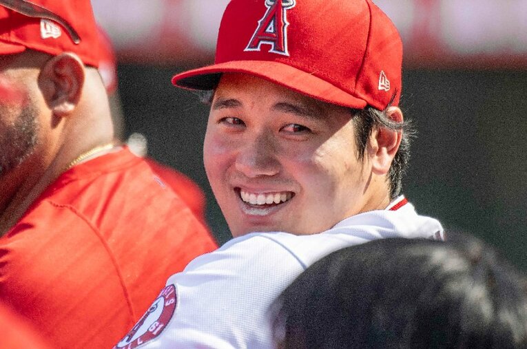 ベンチで楽しそうに笑う大谷翔平　©Getty Images