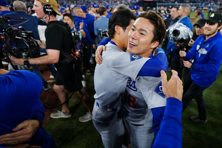 【ドジャースのテレビに映らない名場面】ワールドシリーズ連覇を果たしたドジャースの山本、大谷がハグ（写真はまだまだ続きます）　©Getty Images