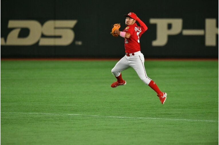 菊池涼介の守備（2/8）　©Hideki Sugiyama