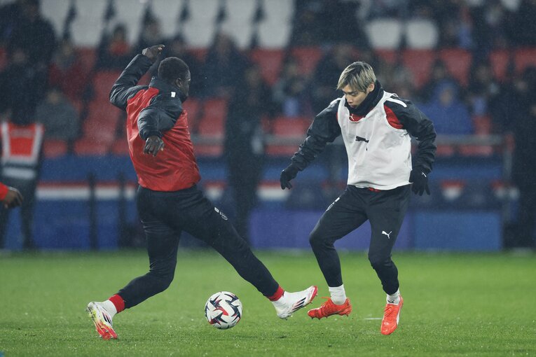 アップの段階でも伊東は味方相手にを股抜きするなどキレのあるドリブルを見せていた　©Daisuke Nakashima