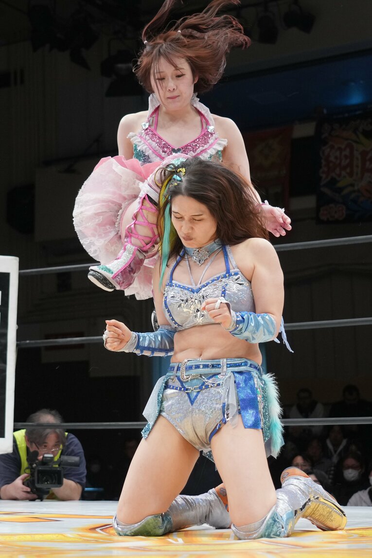 翔月なつみにヒザを見舞う南小桃　©Essei Hara