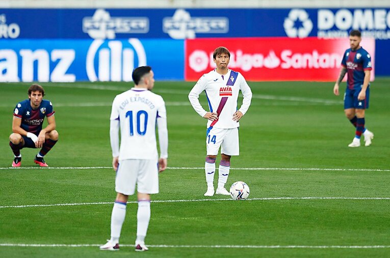 キックオフの瞬間を待つ乾貴士。エイバルでの姿は日本のサッカーファンにとってもうおなじみだ ／ photograph by Daisuke Nakashima