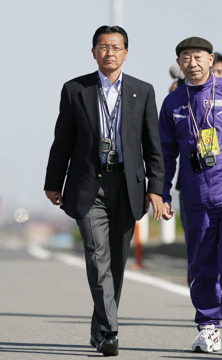 スーツ姿の大八木監督（2012年当時） ／ photograph by JIJI PRESS