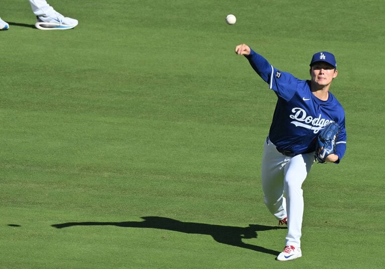 試合前にキャッチボールを行う山本由伸　©JIJI PRESS