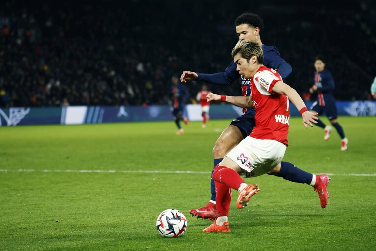 「PSGをブ然とさせた」中村敬斗ゴール＆お膳立て伊東純也が喜ぶ“会心の1枚”「関根大輝も試合後…」ランス“日本人3兄弟”を現場で撮った(9)