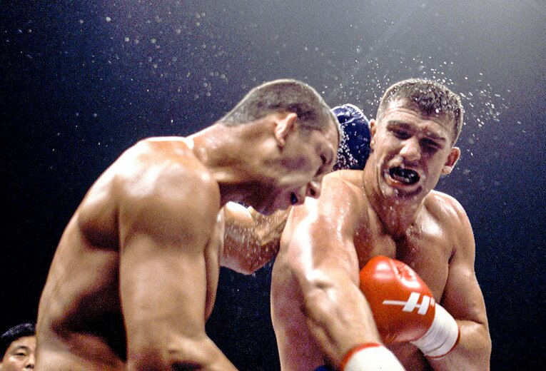 アビディに強烈な右を打ち込むアーツ　©Susumu Nagao