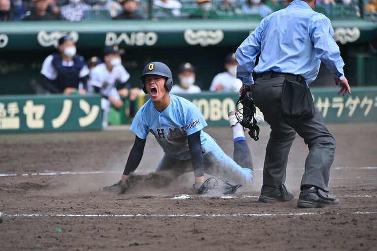 センバツ準決勝の浦和学院戦では、同点となるスクイズでホームに生還した津田　©Hideki Sugiyama