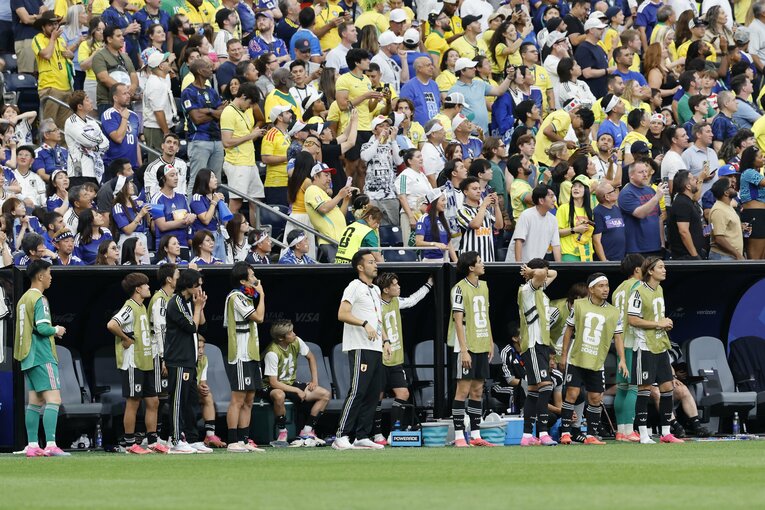 同点後にはベンチからアピールするシーンも増えた。それは「焦り」の裏返しでもあったのか　©Atsushi Tokumaru