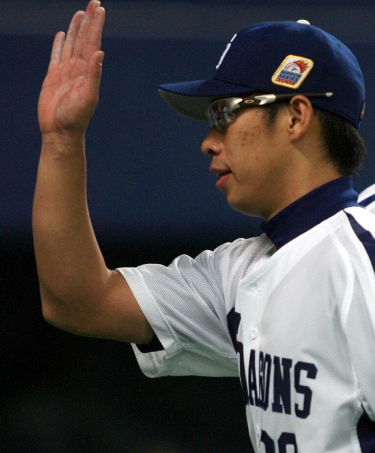 8回までパーフェクトピッチングをしながら交代した山井大介。右手中指に血マメができていたという　©︎SANKEI SHIMBUN