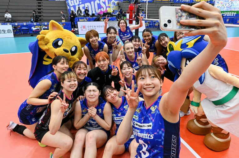 最終節までもつれたSVリーグ女子のチャンピオンシップ進出争い。山地梨菜（手前）ら若手とベテランが奮起した埼玉上尾は8位に滑り込んだ ／ photograph by SV.LEAGUE