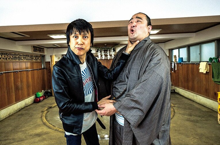 初めての相撲部屋訪問に、甲本ヒロトさんも大喜び。感激するも興味津々の甲本さんに、目を細める安美錦関だった。 ／ photograph by Takuya Sugiyama