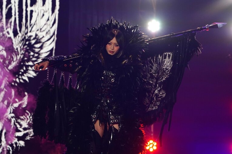 “黒い翼”を広げる上谷沙弥　©Essei Hara