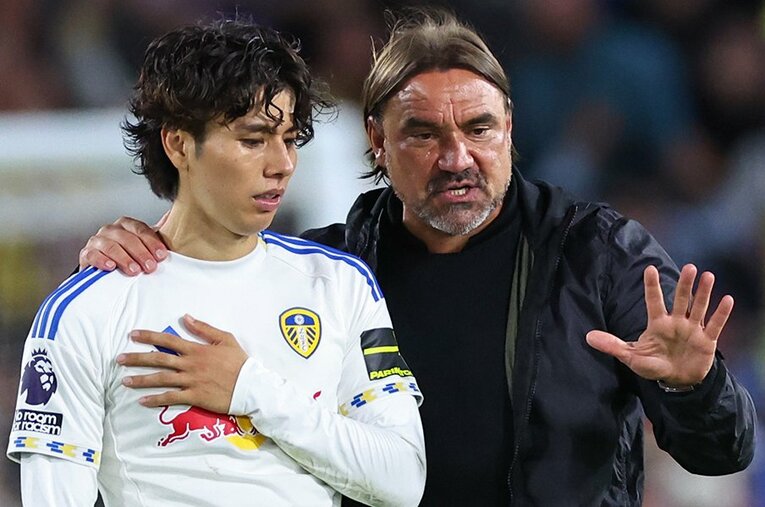 田中碧とリーズのファルケ監督。コミュニケーションを取る様子から信頼の高さを感じ取れる ／ photograph by Robbie Jay Barratt - AMA/Getty Images