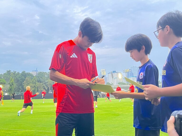 現地在住の日本人にサインする久保の神対応　©Yusuke Mimura