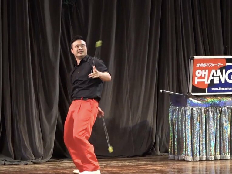 「体育館裏、彫刻刀で左腕を…」マイケルや金正恩に技を披露した大道芸人が壮絶イジメ体験を中高生に伝える理由《中3で渡米、17歳でW杯》(13)