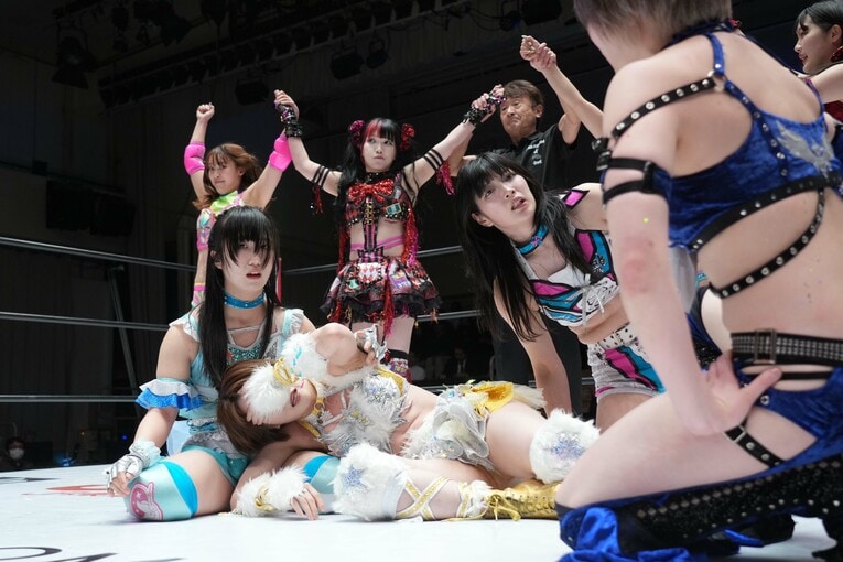 8人タッグでなつぽいをフォールした伊藤麻希 ©Essei Hara