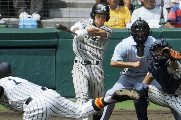 2009年夏の甲子園2回戦で安打を放つ敦賀気比の吉田正尚（当時2年）。高校入学時から驚異的な飛距離を出していた ／ photograph by KYODO