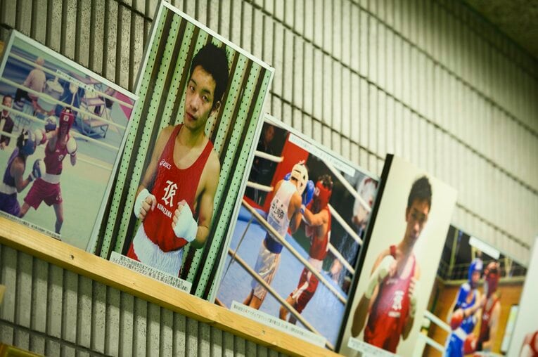 駒澤大学のボクシング練習場に飾られた林田太郎の写真　©Hirofumi Kamaya