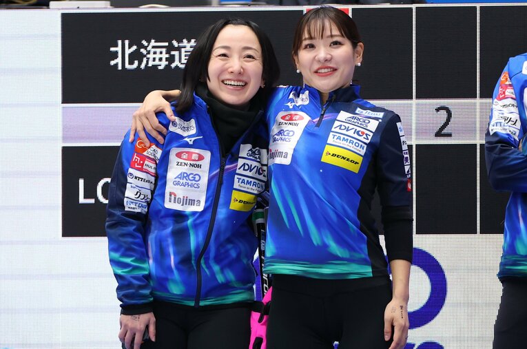 日本選手権では準決勝敗退となるも、代表決定戦への進出が決まったロコ・ソラーレの藤澤五月と吉田知那美 ／ photograph by AFLO