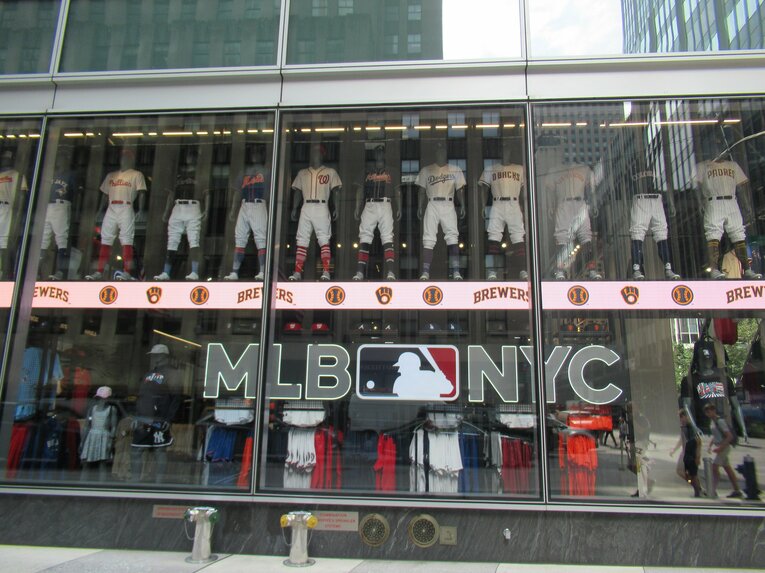 【FA有力地／ニューヨーク】ニューヨークはミッドタウンのど真ん中にあるMLBの巨大な旗艦店　©Shoko Mizutsugi
