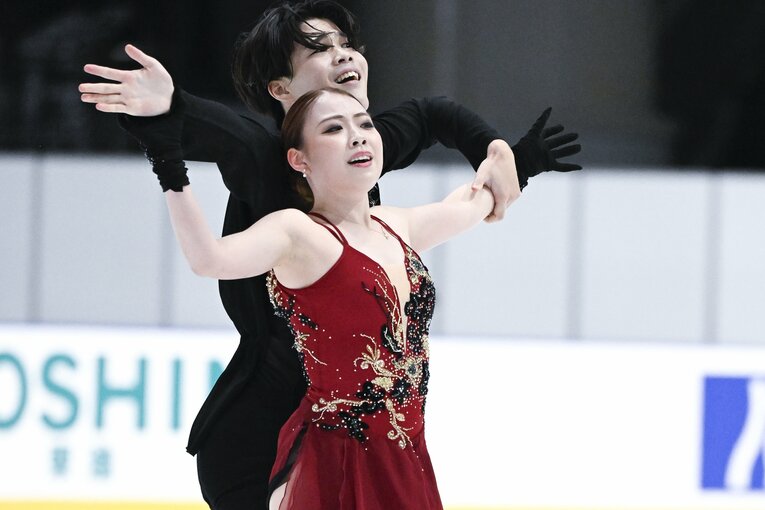 初の国際大会出場となった「木下グループ杯」で演技を行う紀平梨花・西山真瑚　©Asami Enomoto【スワイプするとそのほかの写真もご覧になれます】