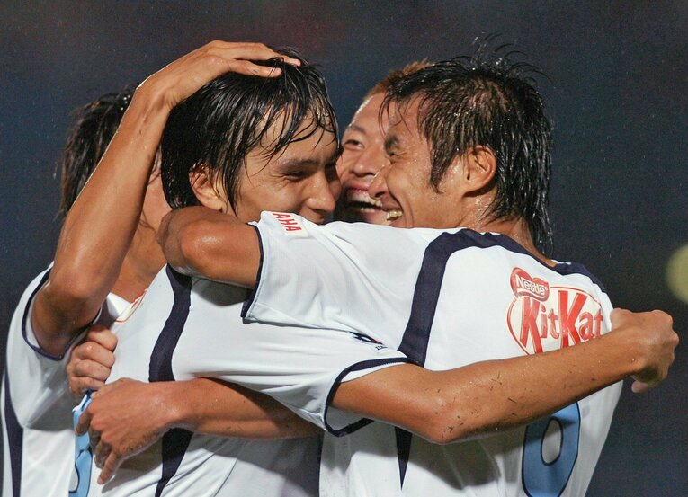 中山雅史（右端）らに祝福される磐田時代（2006年）の前田遼一　©JIJI PRESS