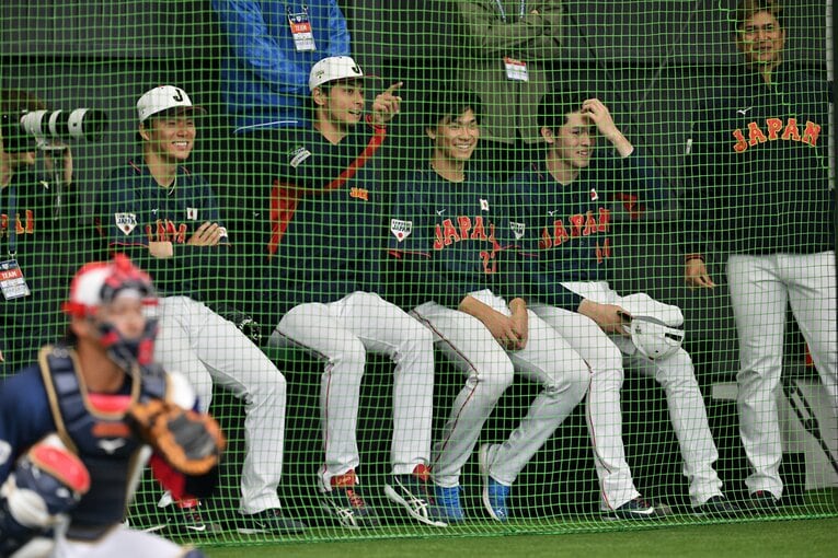 ブルペンで談笑する（左から）山本、ダルビッシュ、湯浅、佐々木、宇田川　©Hideki Sugiyama