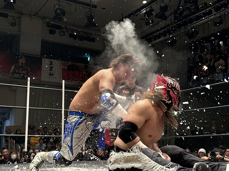 スワイプすると「エル・デスペラードvs葛西純」など激闘写真をご覧になれます　©Norihiro Hashimoto