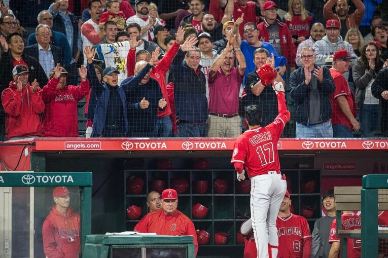 2018年、エンゼルス1年目に大谷がホームランを放った際の1枚。なんと、誰一人としてスマホを持っていない！　©Nanae Suzuki