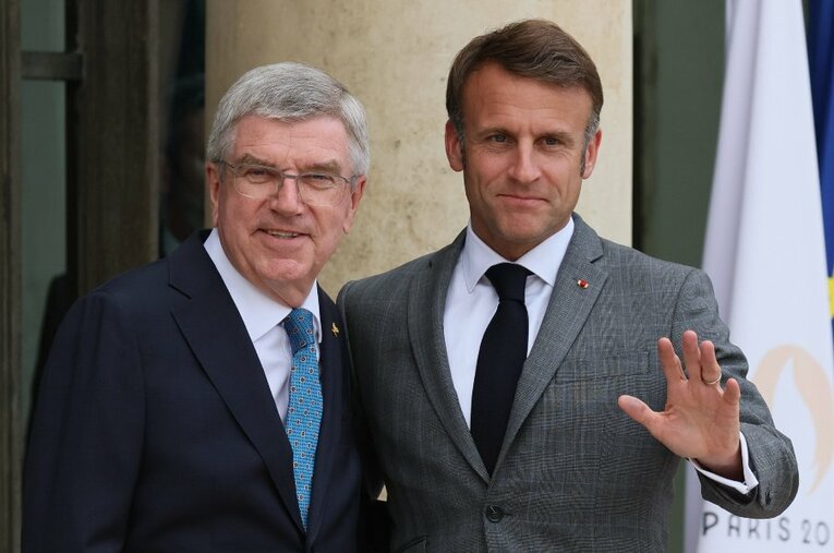 IOCのトーマス・バッハ会長とフランスのエマニュエル・マクロン大統領。意気軒昂と開幕したパリ五輪だが、さまざまな課題が浮き彫りになっている ／ photograph by JIJI PRESS