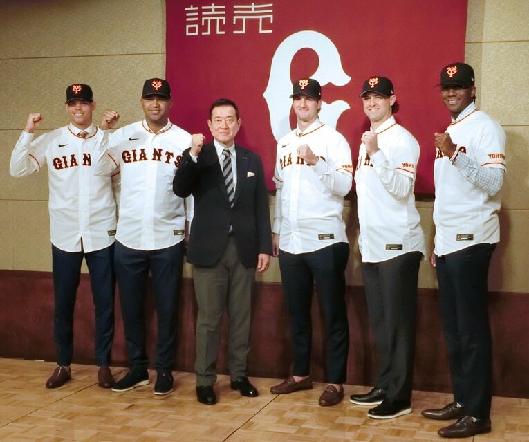 原辰徳監督（左から３人目）と入団会見に臨んだ（左から）ヨアン・ロペス投手、ヨアンデル・メンデス投手、フォスター・グリフィン投手、タイラー・ビーディ投手、ルイス・ブリンソン外野手　©︎JIJI PRESS