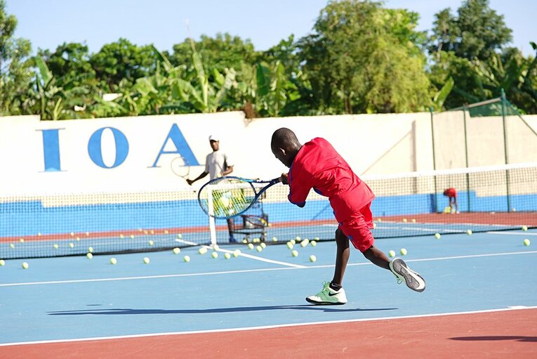 テニスのハードコート6面を有するスポーツ施設をハイチにつくった　©Osaka Foundation