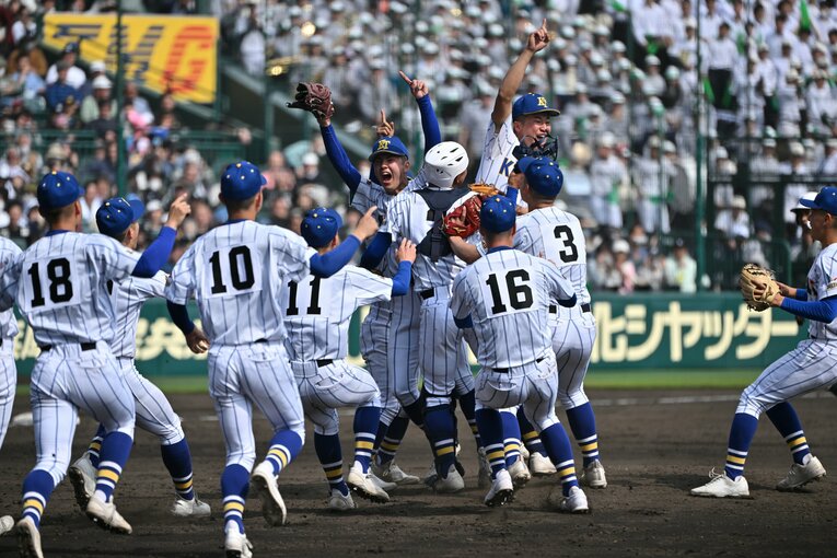 優勝の瞬間…歓喜する健大高崎ナイン ©Hideki Sugiyama