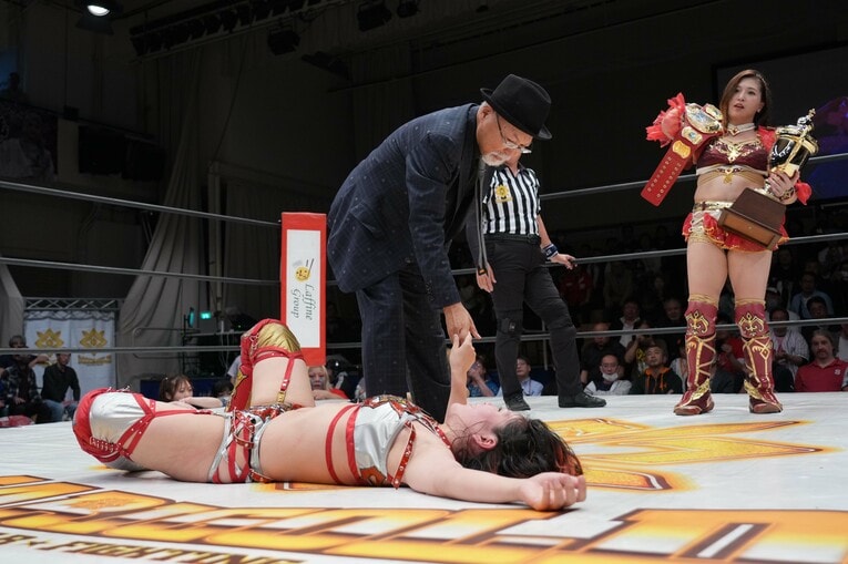 林下詩美をねぎらうロッシー小川。4月25日、後楽園ホール　©Essei Hara