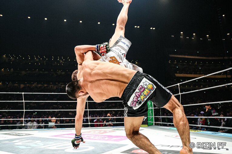 朝倉未来vsシェイドゥラエフ【スワイプするとそのほかの写真もご覧になれます】　©RIZIN FF