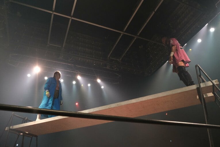 カリスマ葛西純「世の中は無駄な血を一滴も流すな」 頬を串刺し、人間ダーツ…それでもデスマッチが“ただの残虐ショー”ではない理由(40)