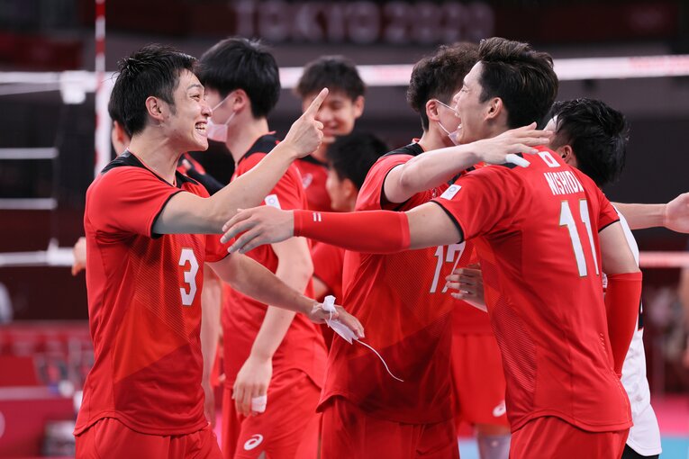日本代表として東京五輪に出場した藤井直伸（左）。アタッカー西田有志らの能力を引き出すトスで8強進出に貢献した　©︎JMPA