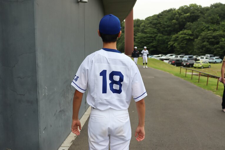 初めて野球ユニホームに袖を通した大山マネージャー。背番号は「18」 ©Yuki Kashimoto