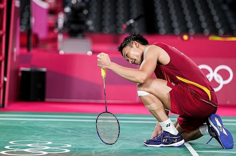 バドミントン・桃田賢斗の敗退は日本のみならず世界にも衝撃を与えた。世界ランク1位でむかえた自国開催の五輪に何が起こったのか ／ photograph by Getty Images