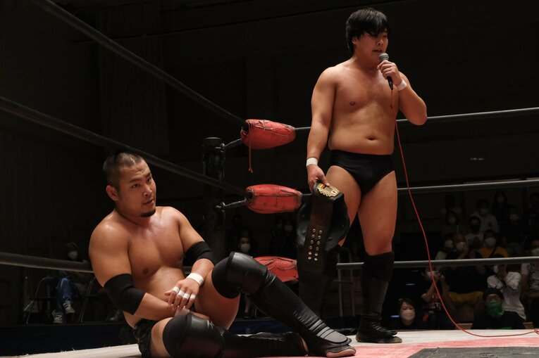 いまやインディーマットを代表するタッグチームとなった野村と阿部史典（クリックすると「この記事の写真」にとびます。流血等の過激な写真を含みますのでご注意ください）