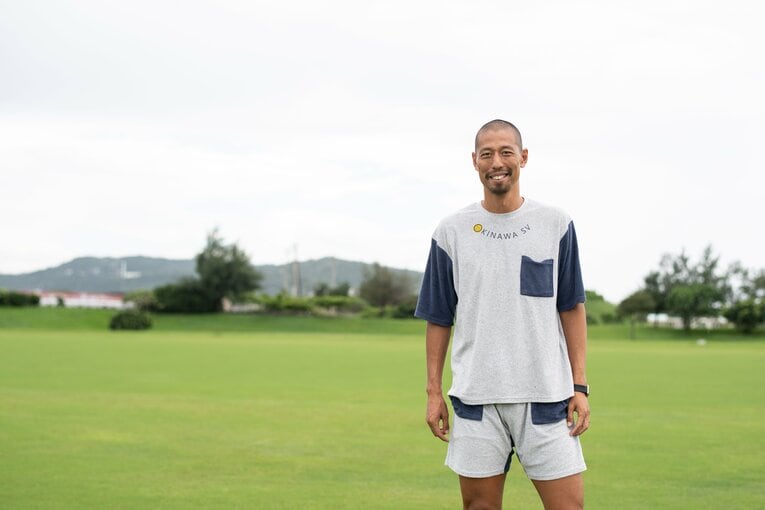 J1清水などを経て2018年から沖縄SVに加入した岡根直哉。190cmの大型DFもコーヒー栽培に取り組んでいる　©Nanae Suzuki